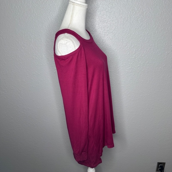 Women's  NWT  Kenneth Cole Reaction Fuchsia Top with cut outs Size Large - Picture 2 of 8